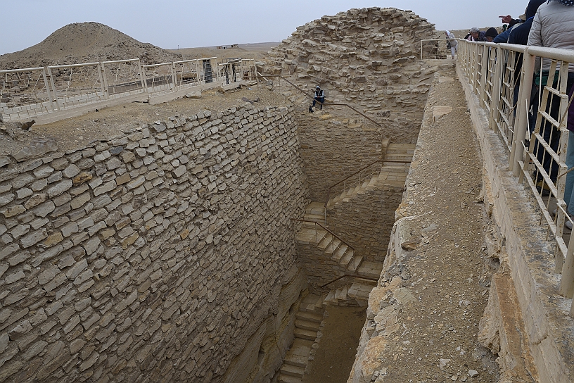 35 MAK_6890.jpg - Si va verso la tomba della principessa Sesheshet Idut risale a ca il 2300 a.C. probabilmente figlia del faraone Unas, Idut occupò una tomba in precedenza appartenuta a un alto funzionario (Mehu), riutilizzandola.